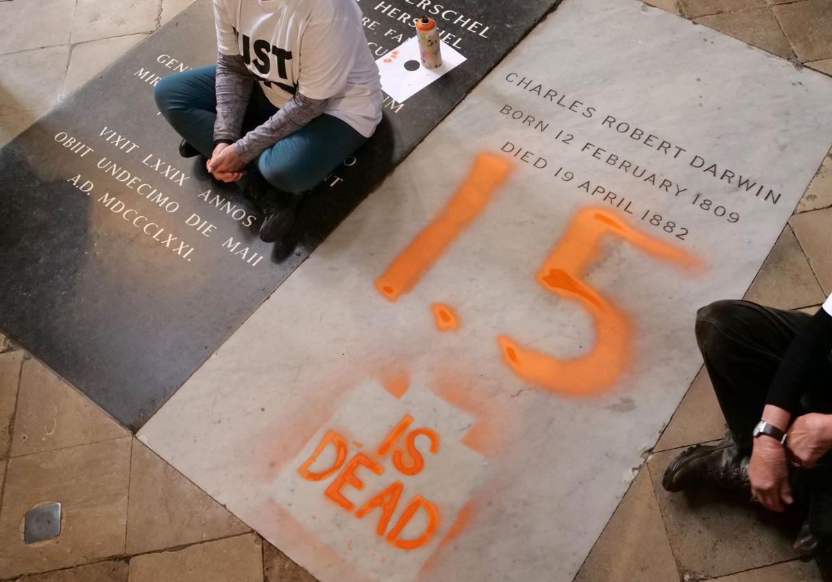 Pintada de «1,5 is dead» sobre la tumba de Darwin