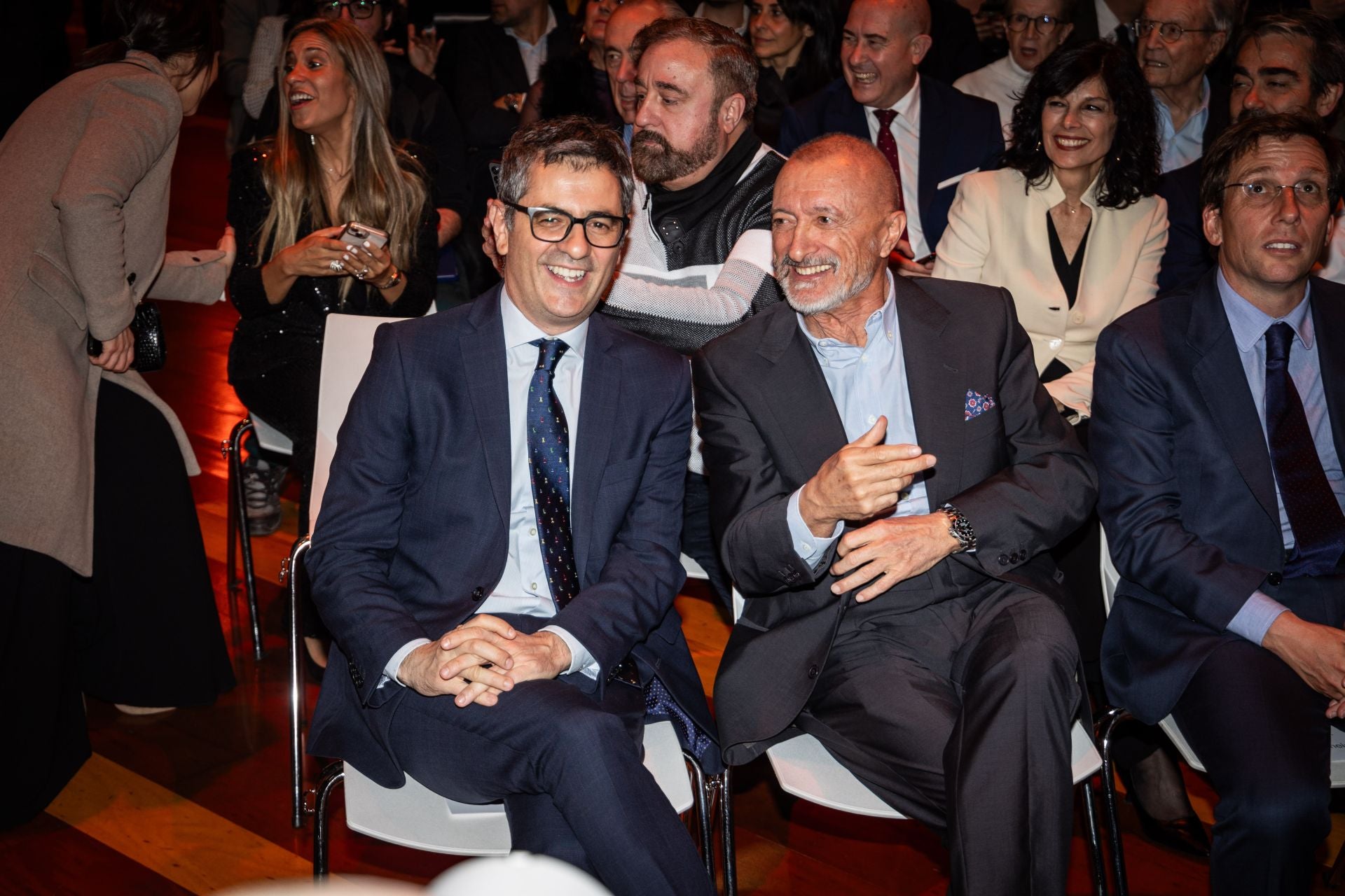 Arturo Pérez-Reverte junto al ministro de la Presidencia, Justicia y Relaciones con las Cortes, Félix Bolaños.