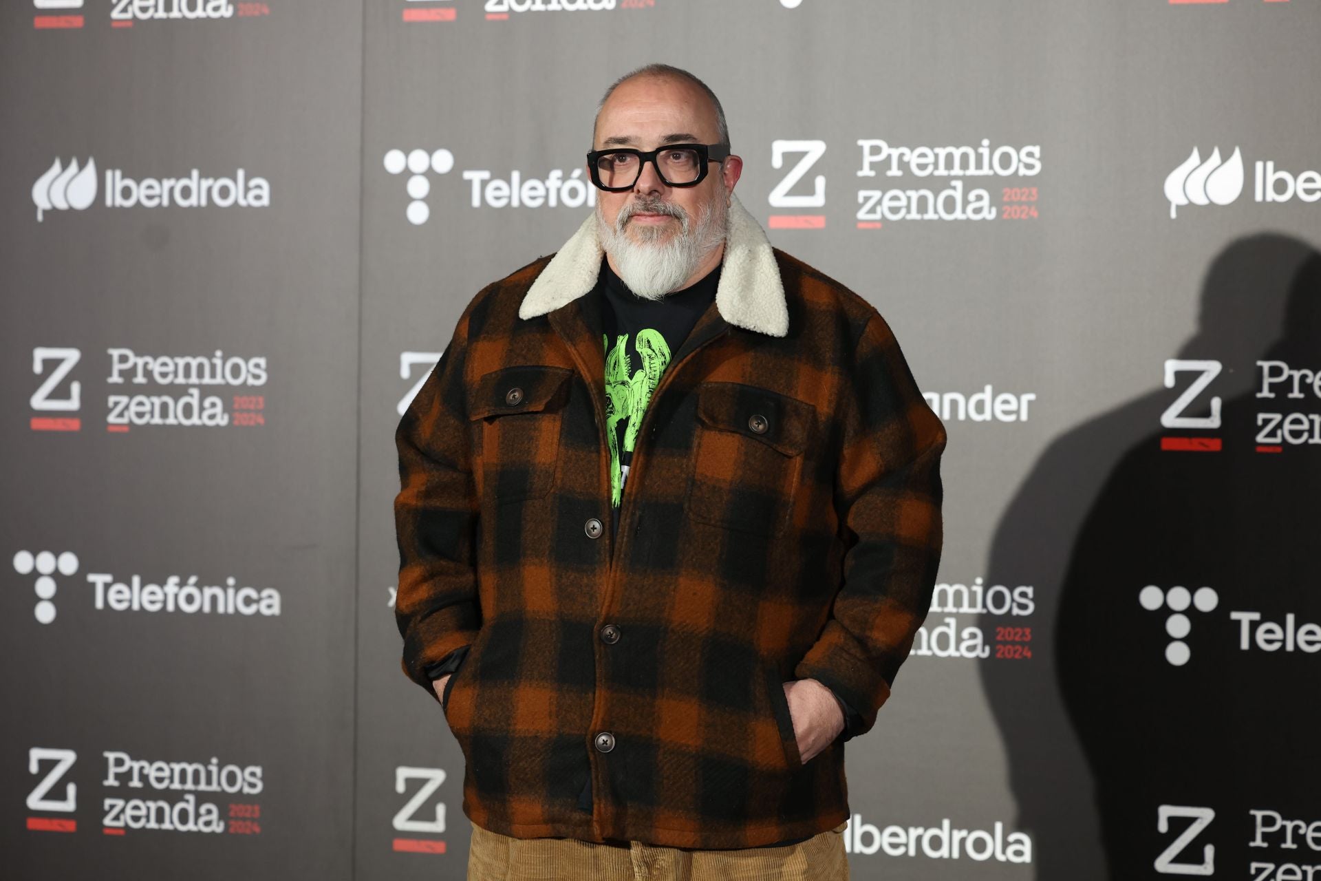 El cineasta Alex de la Iglesia posa a su llegada al photocall de los Premios Zenda