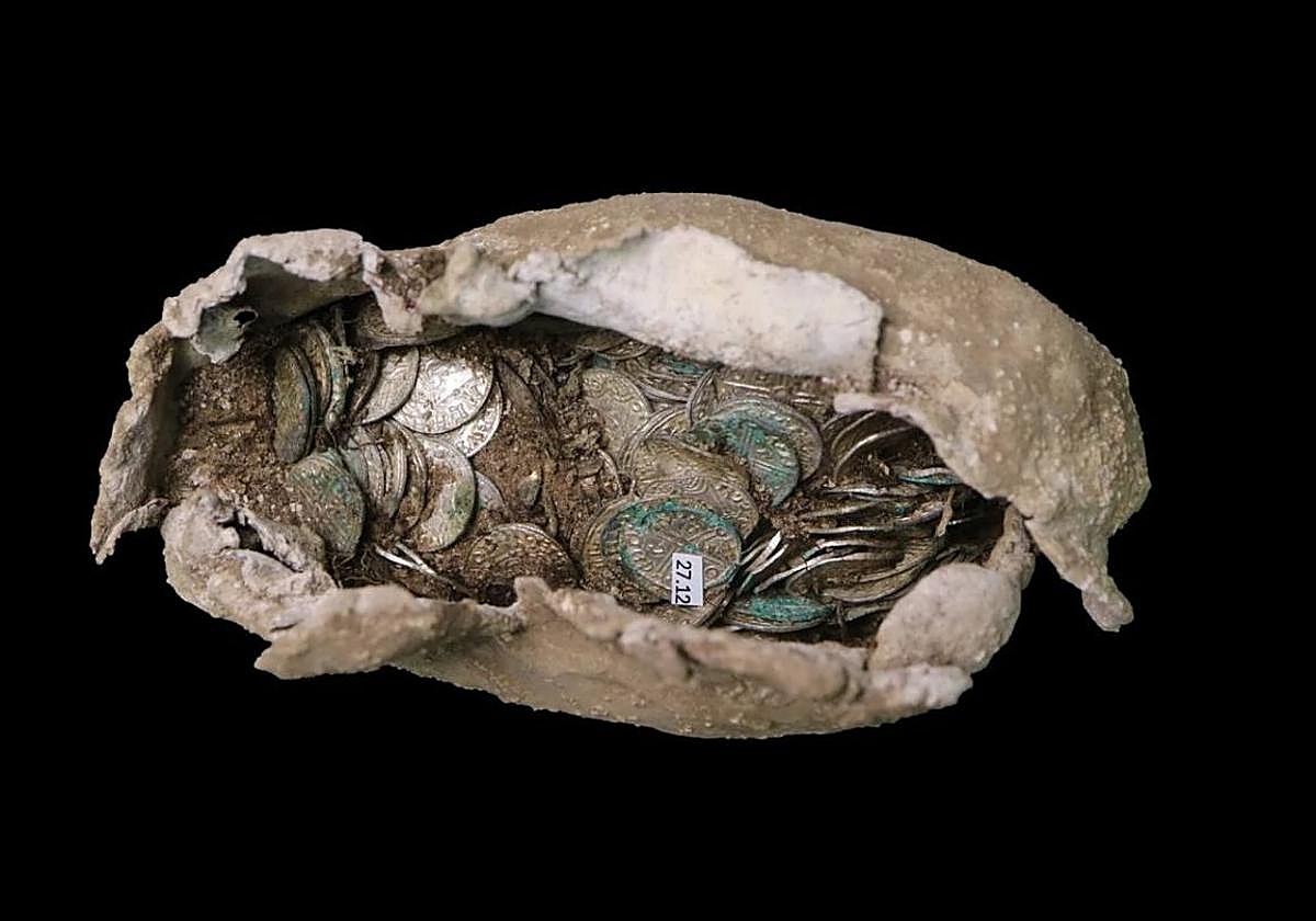 Las 321 monedas estaban en un monedero textil protegido por láminas de plomo