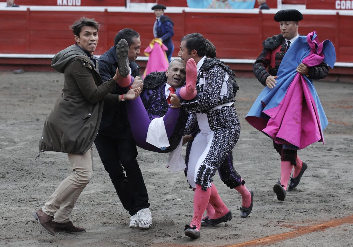 Ricardo Santana es trasladado a la enfermería en la plaza de toros de Manizales