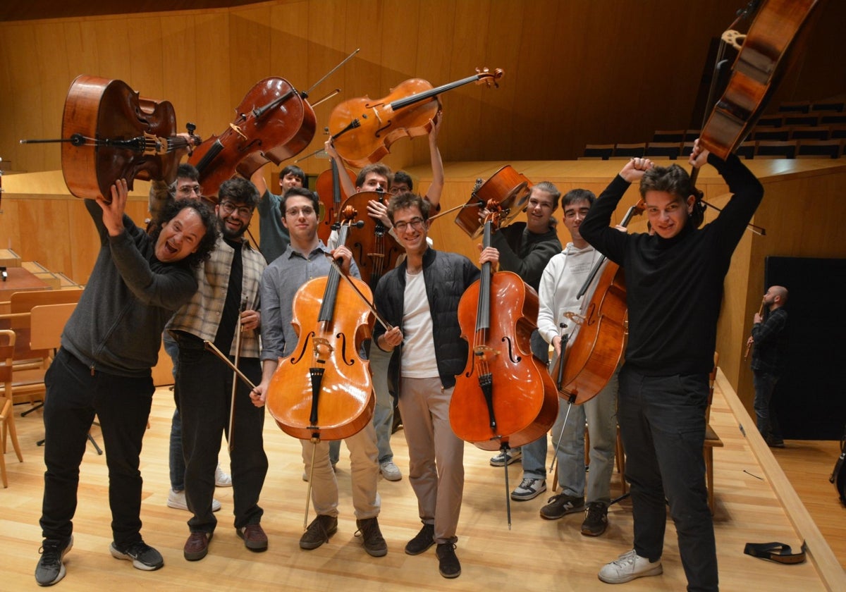 Los jóvenes violonchelistas de la Jonde han ensayado en el Auditorio de Zaragoza junto a Damián Martínez