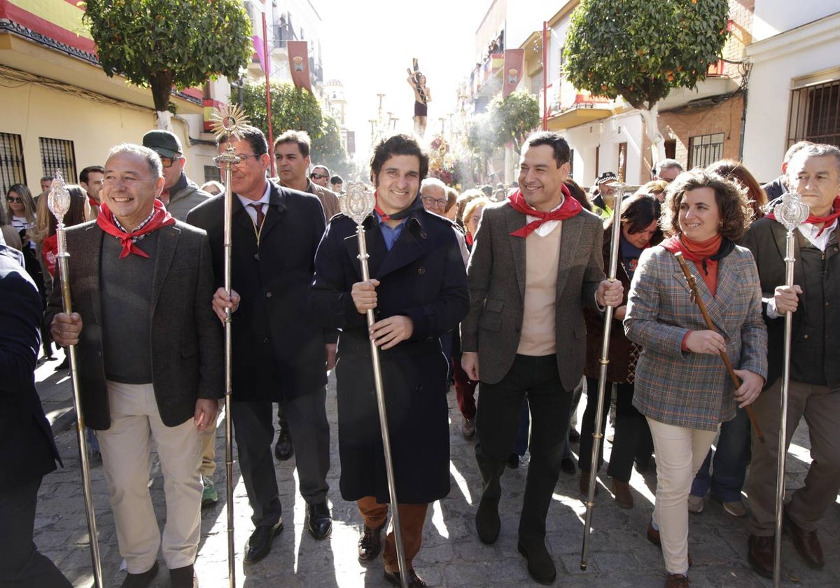 Morante de la Puebla, Juanma Moreno, María Dolores Prósper y Antonio Sanz durante la procesión