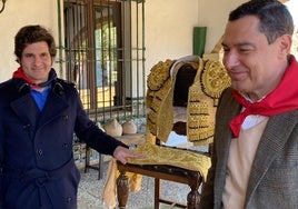 Morante de la Puebla le regala un traje de torear a Juanma Moreno por su apoyo a los toros: «Lo voy a poner en el mejor sitio de San Telmo»