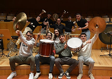 Imagen secundaria 1 - Los miembros de la Jonde junto a sus respectivos compañeros y profesores antes de que empiece el ensayo 'tutti' junto a la orquesta
