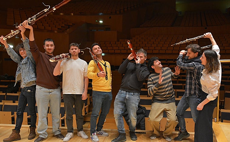 Imagen principal - Los miembros de la Jonde junto a sus respectivos compañeros y profesores antes de que empiece el ensayo 'tutti' junto a la orquesta