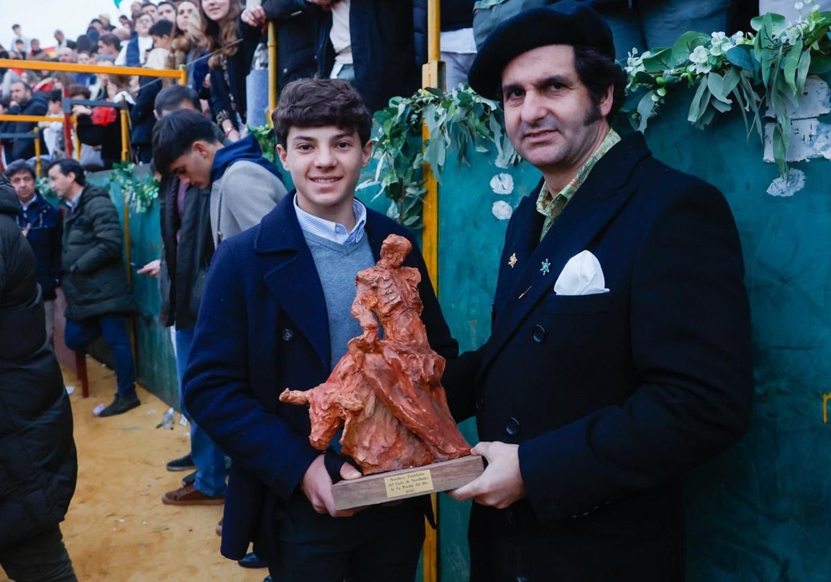El novillero Manuel Domínguez recibe el galardón de manos de Morante de la Puebla