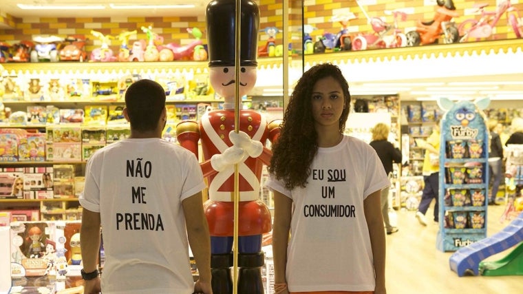'Nao me prenda, eu sou um consumidor' (2014), de Coco Fusco