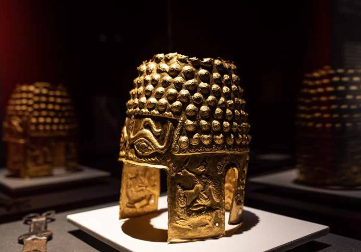 Casco de oro de Cotofenesti, de mediados del siglo V a.C. es un casco de parada de oro, testimonio excepcional del uso de piezas de armamento sumamente caras por los caudillos guerreros de la elite geta del periodo final de la Primera Edad del Hierro.