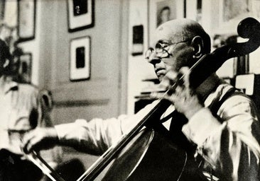 Casals, ensayando en su casa de Prades, en 1950