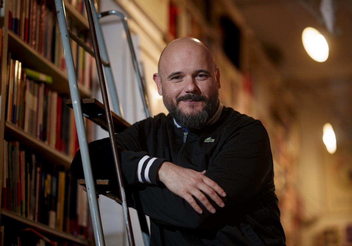 El músico, compositor, escritor y artista Niño de Elche, en la librería Rafael Alberti.