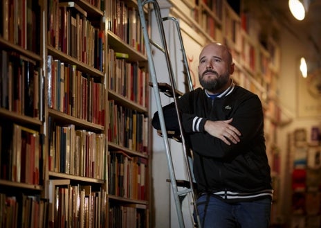 Imagen secundaria 1 - Varios retratos de NIño de Elche en la librería  Rafael Alberti, poco antes de la presentación de su poemario 'Conversaciones con un monje de madera' (Espasa)