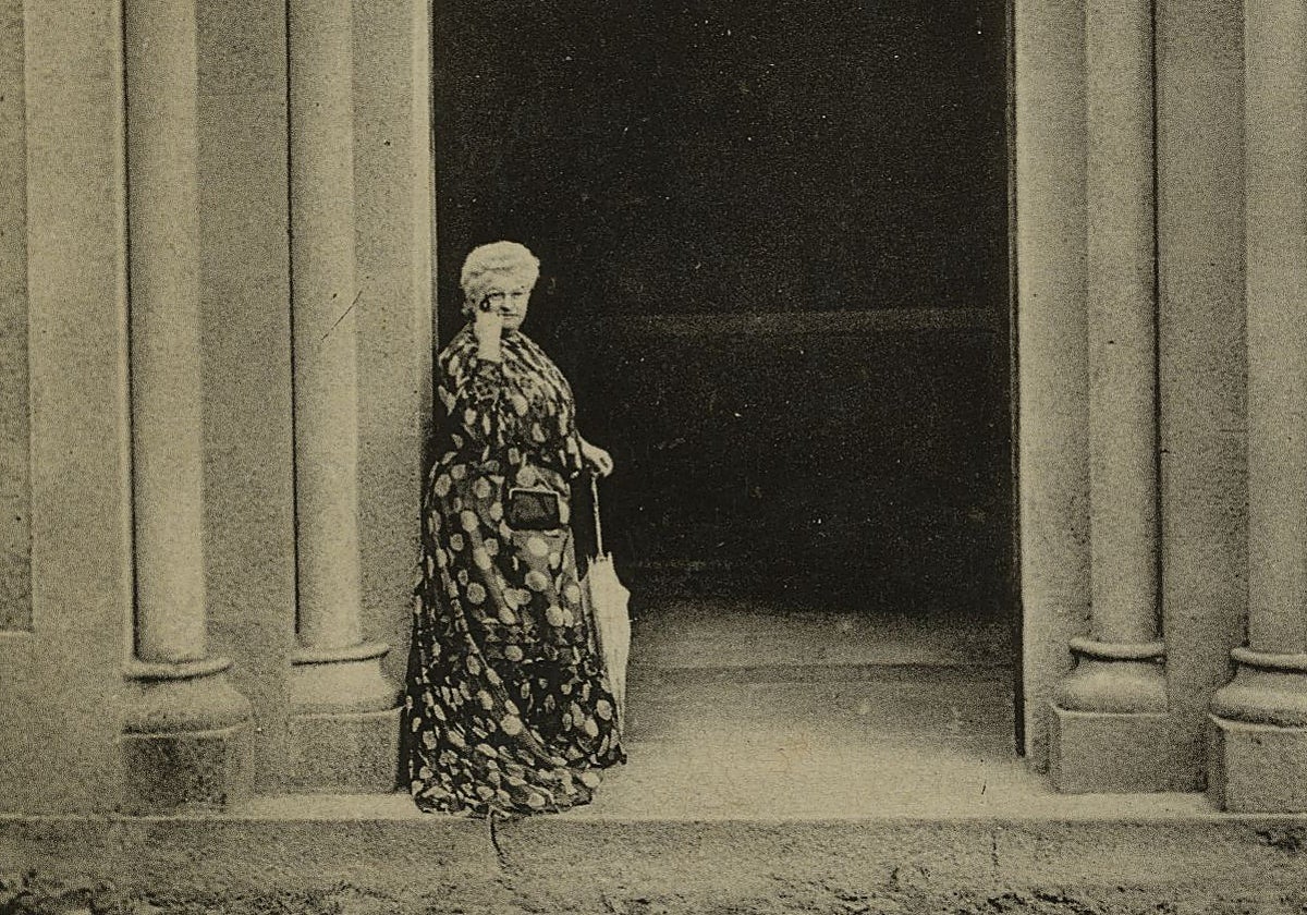 Emilia Pardo Bazán, en el Pazo de Meirás, donde se casó en 1868