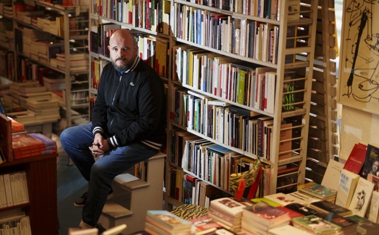 Imagen principal - Varios retratos de NIño de Elche en la librería  Rafael Alberti, poco antes de la presentación de su poemario 'Conversaciones con un monje de madera' (Espasa)