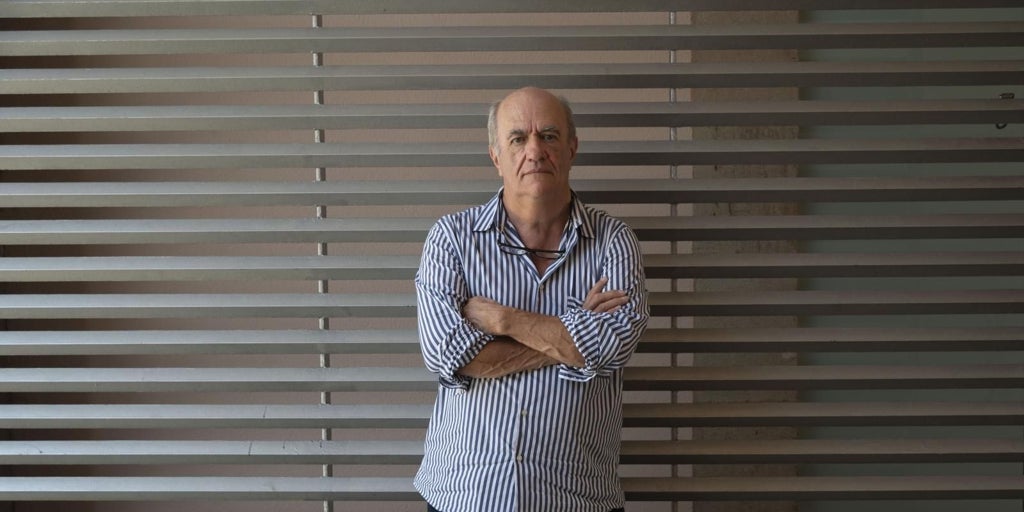 “Romancı olarak, klişelere düşmemeye dikkat etmeliyiz”