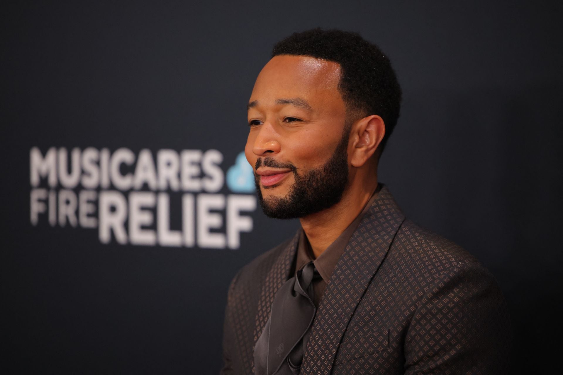 El cantante John Legend posa sonriente.