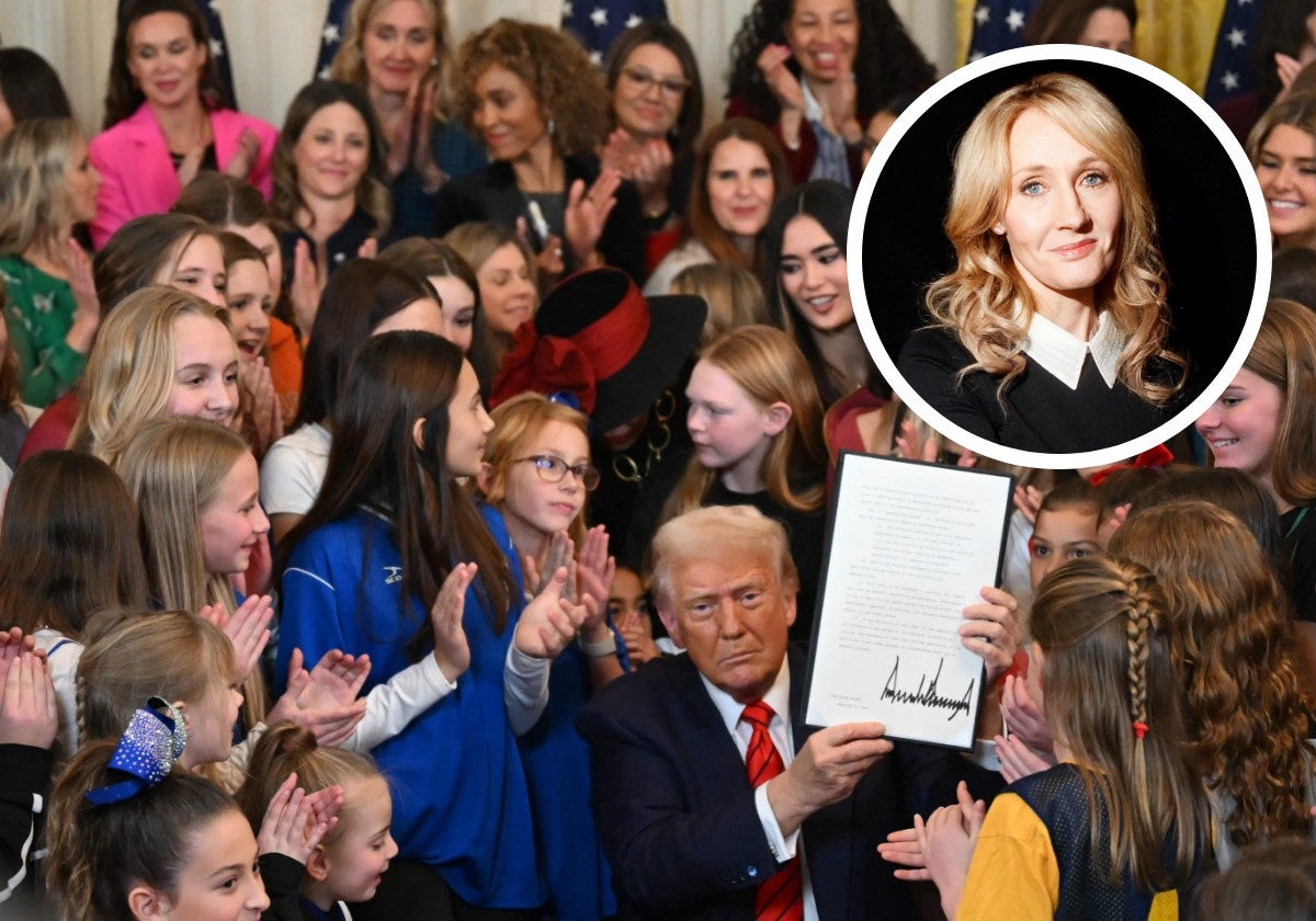 Donald Trump durante la firma de la orden rodeada de una multitud de niñas y J.K. Rowling