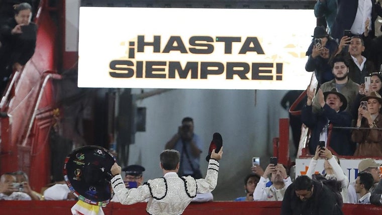 Vuelta al ruedo de Ponce con el cartel de 'Hasta siempre' en la bocana del tendido