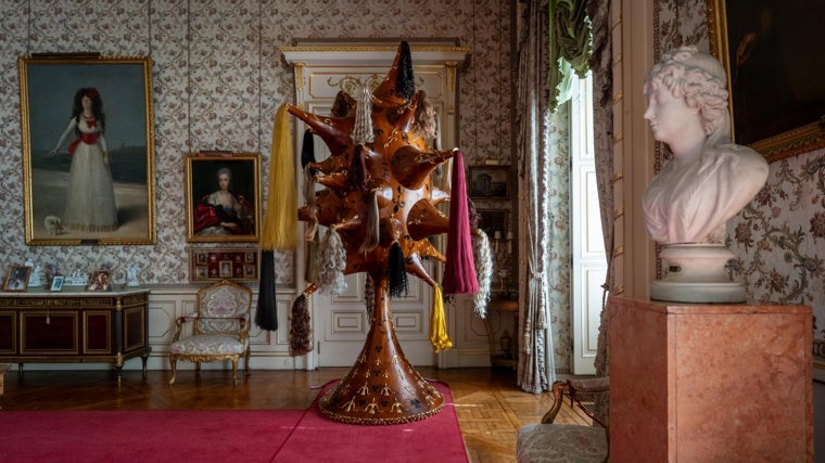 En el salón Goya, junto al retrato de la duquesa de Alba pintado por el maestro, luce 'Perruque', de Joana Vasconcelos
