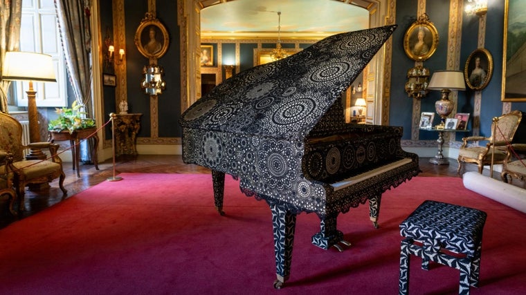 'Piano Dentelle #3', de Joana Vasconcelos, en la sala de música del palacio