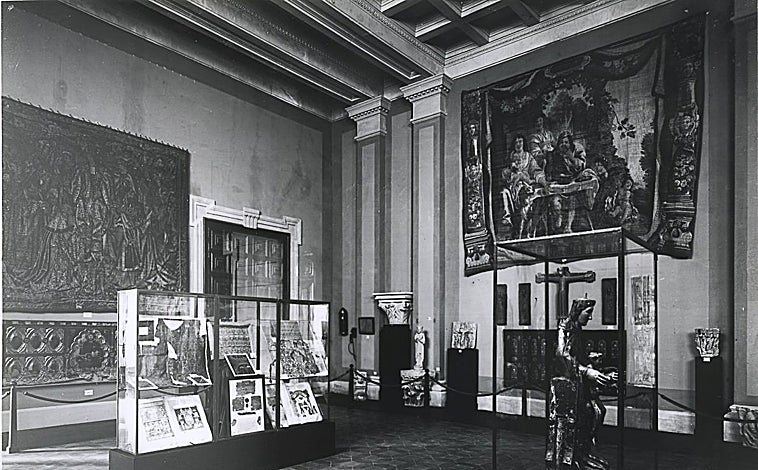 Imagen principal - Sala XIII de la Exposición Internacional de Barcelona de 1929 y detalle de la pieza expuesta (dcha). A la izquierda, fotografía del Archivo Moreno