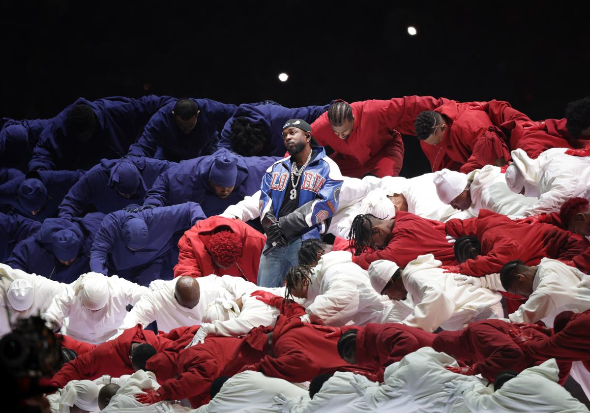 El rapero Kendrick Lamar destaca en una bandera humana de EE.UU., durante su actuación de la Super Bowl