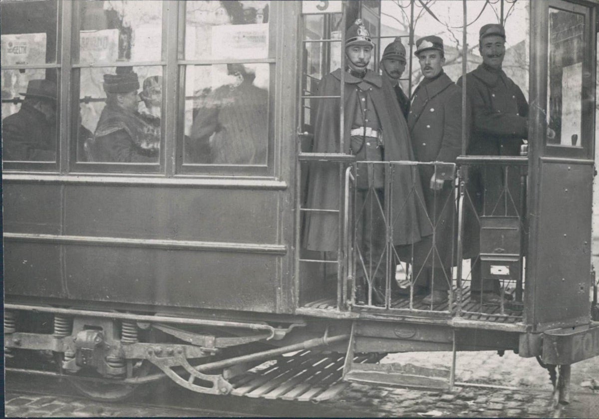 Un coche de tranvía de Madrid protegido por guardias civiles de orden público en 1919