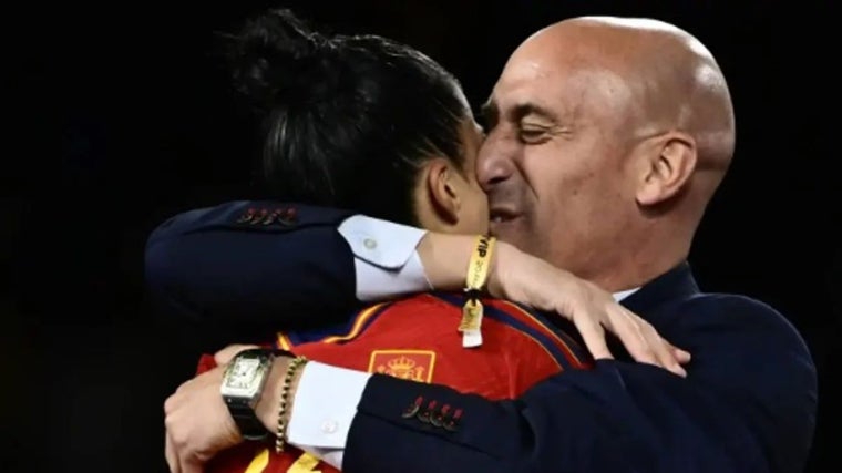 Luis Rubiales besó a Jenni Hermoso tras la conquista del Mundial