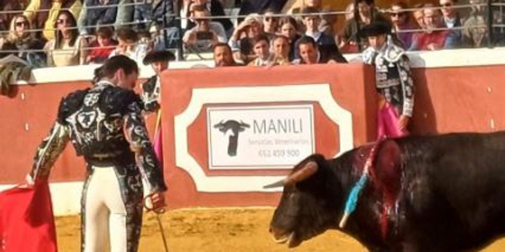 El novillero Juanillo Bohórquez debuta en Cantillana con cinco orejas y un indulto