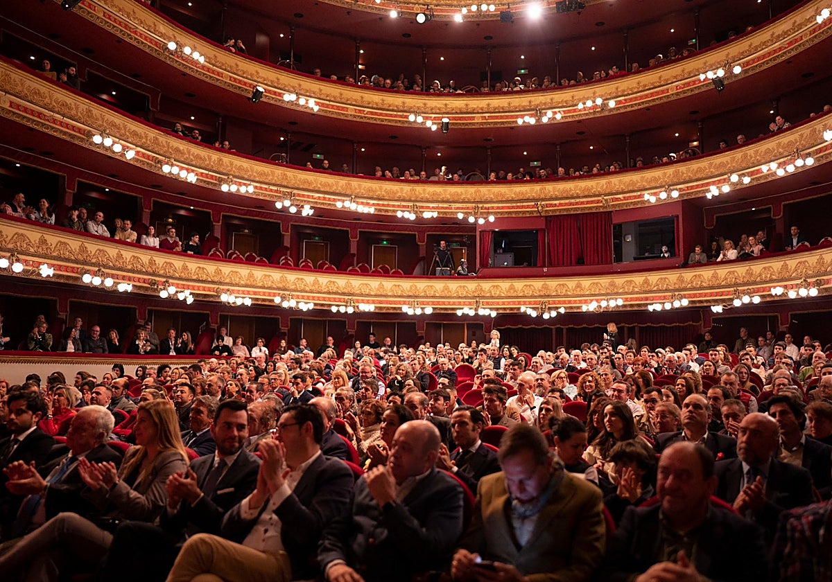 El Teatro Calderón de Valladolid, lleno hasta la bandera en la presentación del cartel taurino