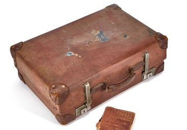 Insólito hallazgo bajo una cama de una maleta de Howard Carter, el descubridor de la tumba de Tutankamón