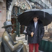 Morante de la Puebla observa la estatua de Fernando Pessoa en Lisboa