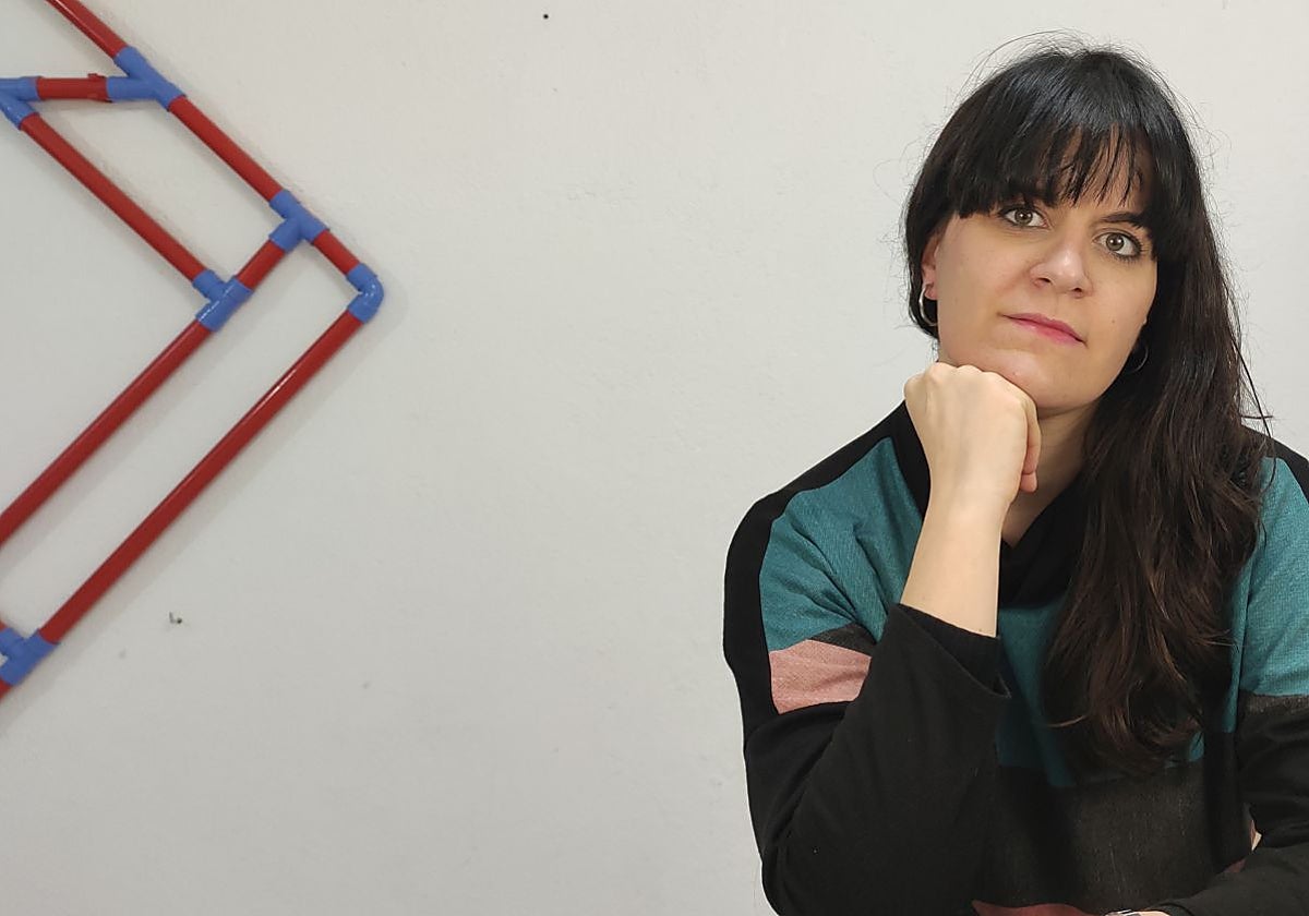 Retrato de Lara Ruiz en su taller. Selfie para 'Darán que hablar'