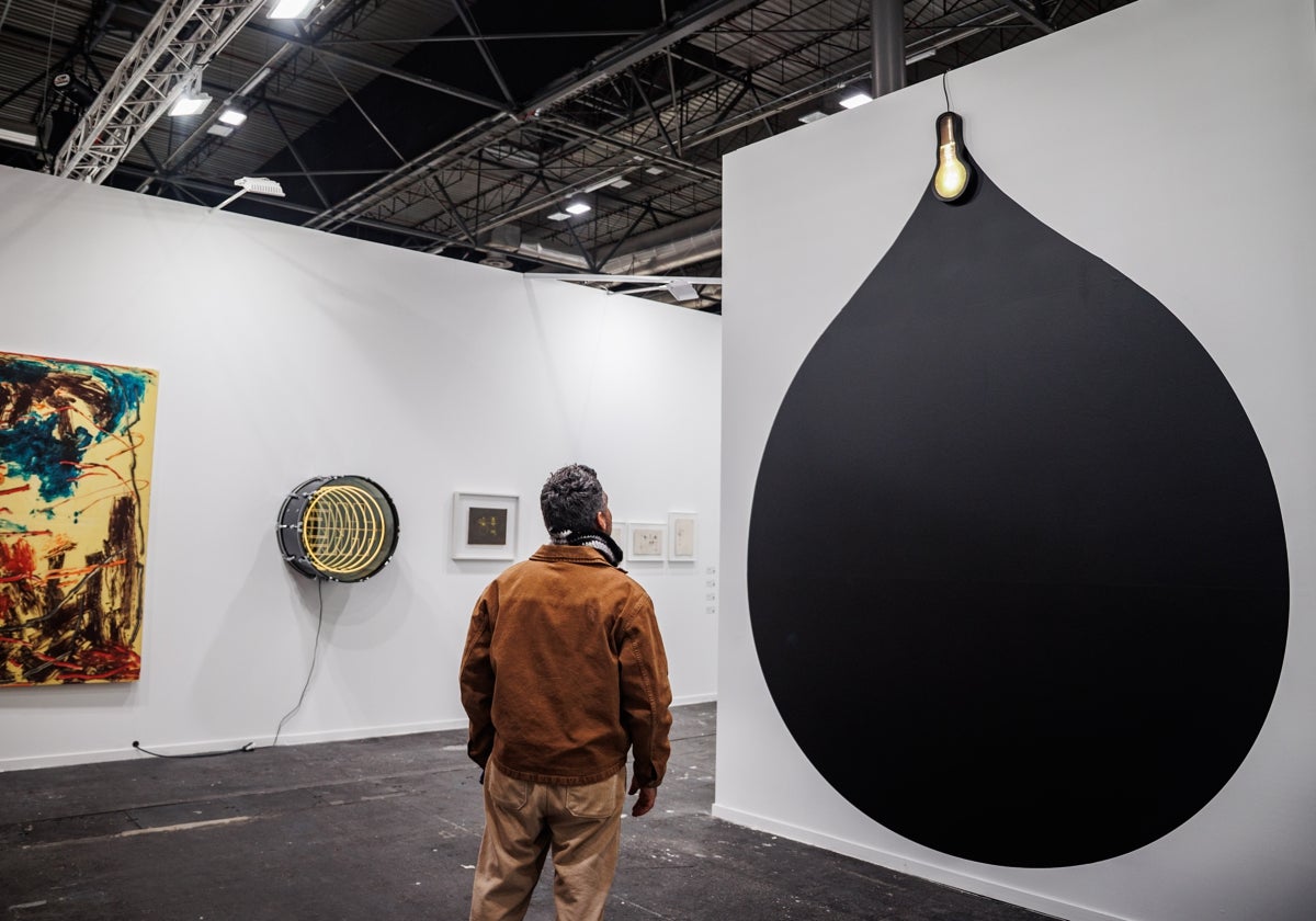 Un hombre observa la obra de Regina Silveira en Luciana Brito