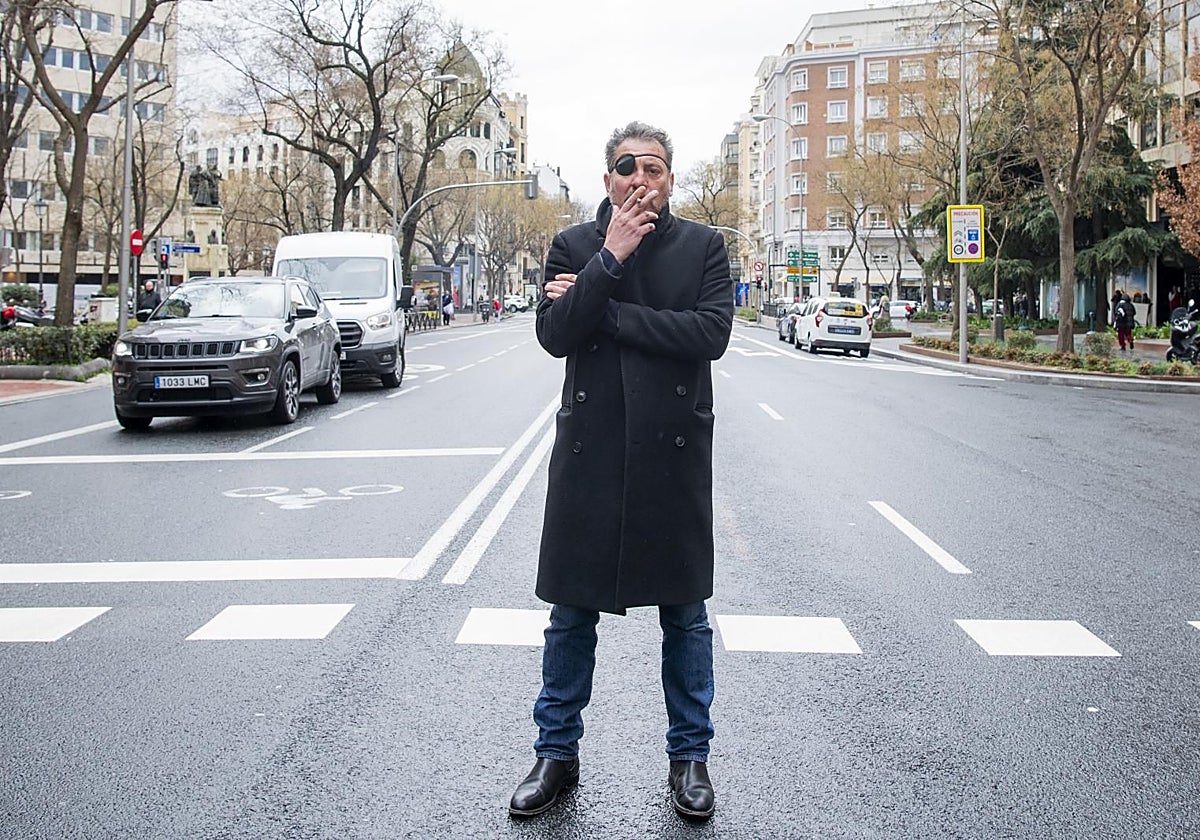 Ray Loriga, en la calle Luchana, en Madrid.