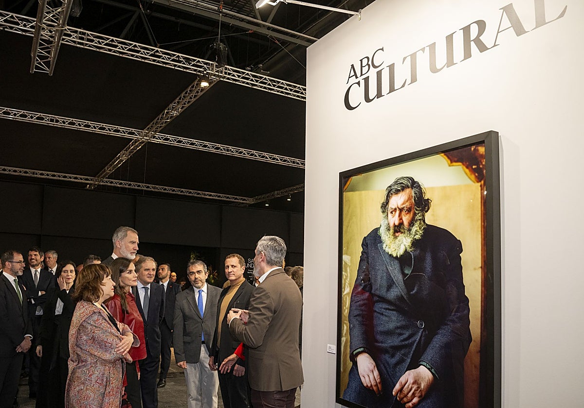 Los Reyes, junto al presidente de Vocento, Ignacio Ybarra, el director de ABC Cultural, Jesús García Calero, el marido de Pierre Gonnord, José Luis Maroto, la galerista Concha Aizpuru y el redactor de ABC Cultural, Javier Díaz-Guardiola