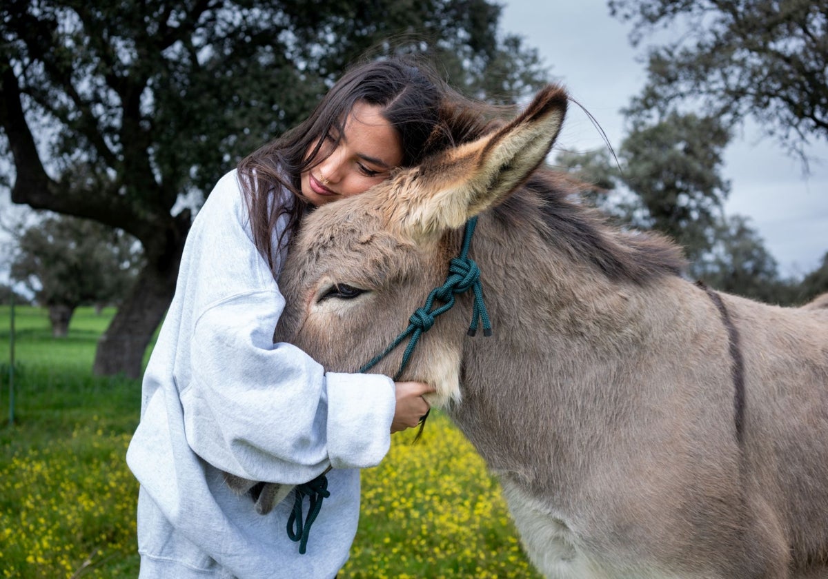 María José Llergo, durante la visita a su burro Manolillo en la dehesa de Pozoblanco