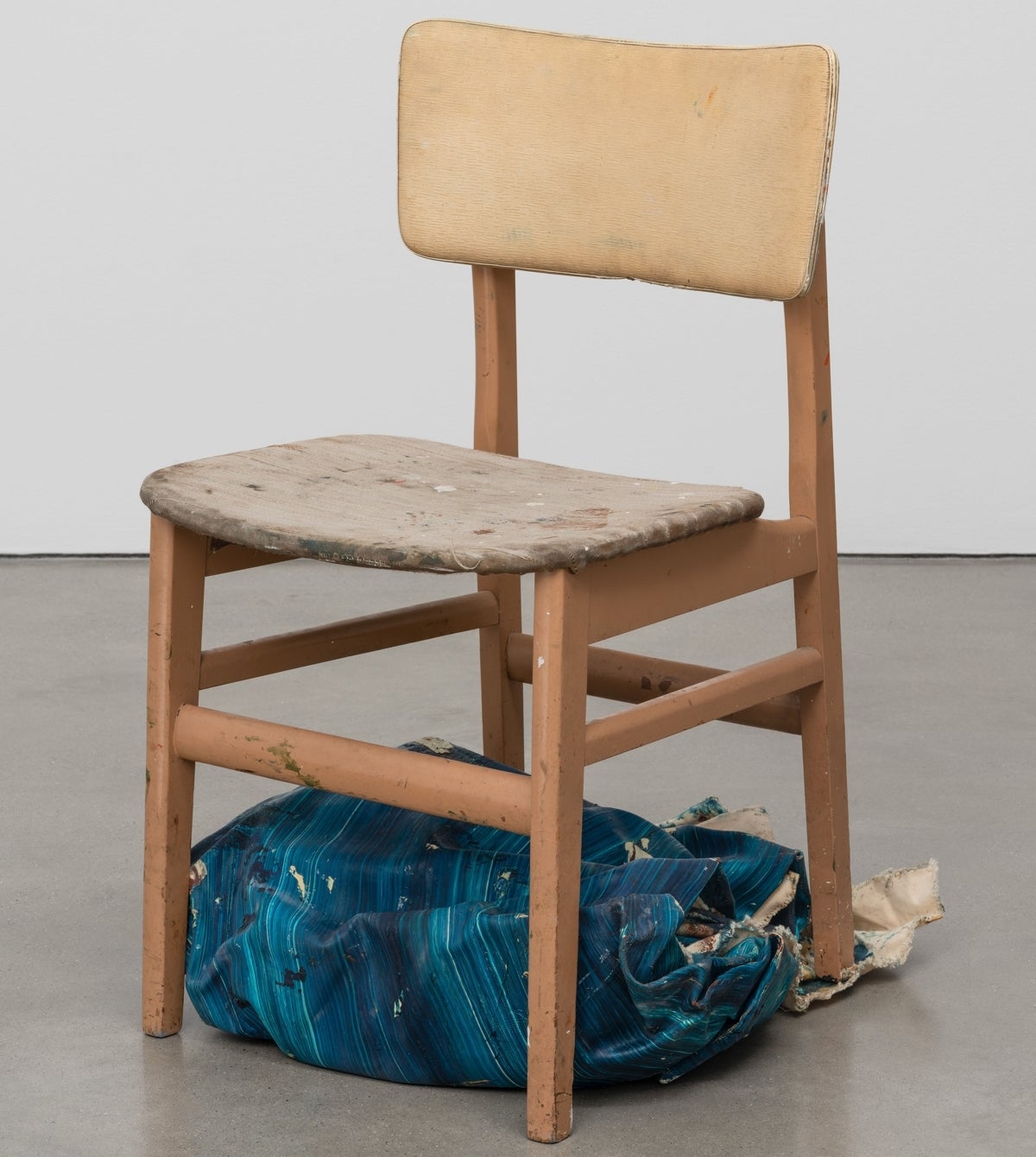 'Nothing Uunder a Chair', de Ángela de la Cruz, 1999