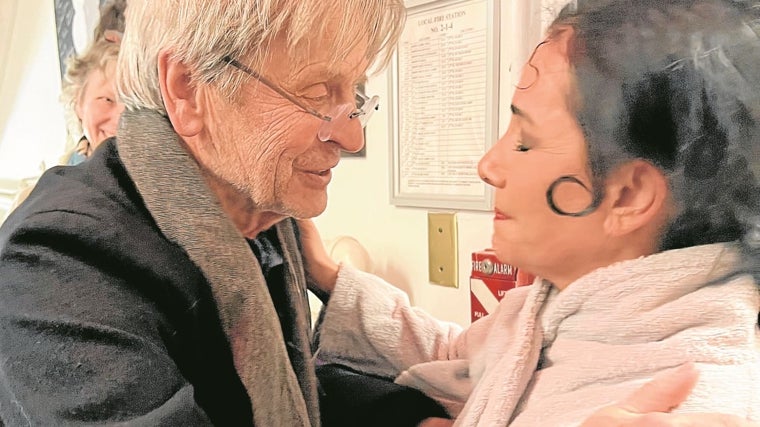 Eva Yerbabuena recibe en su camerino a Mikhail Baryshnikov