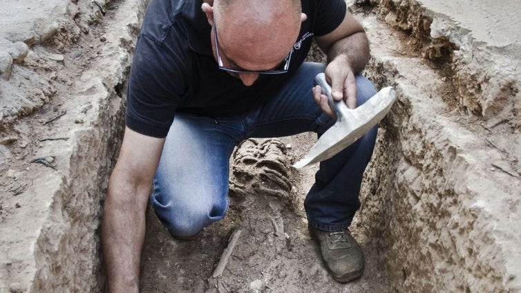 Hallan la tumba de una monja envuelta en anillos hace unos 1.500 años en Israel