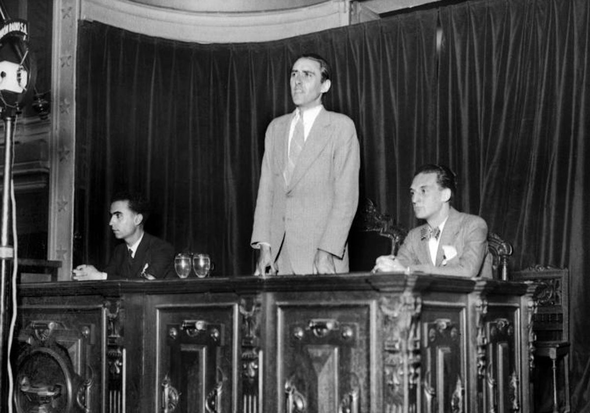 Joaquín Maurín en una conferencia en el Ateneo en 1932