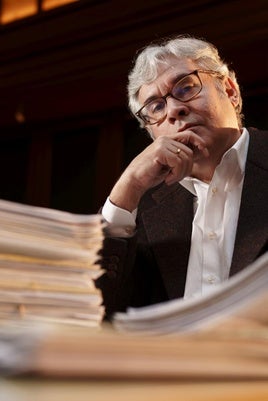 Juan Manuel de Prada, con el manuscrito de 'Mil ojos esconde la noche'