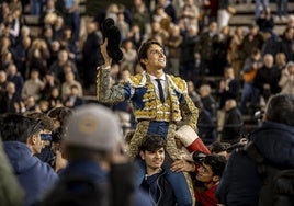 Cómo no va a respetar José Tomás a Roca Rey, la bestia que traspasa la pantalla e incendia Valencia