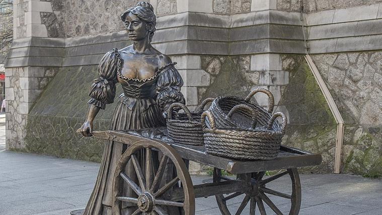 Dublín estudia elevar la estatua de Molly Malone para evitar que los turistas le toquen los pechos