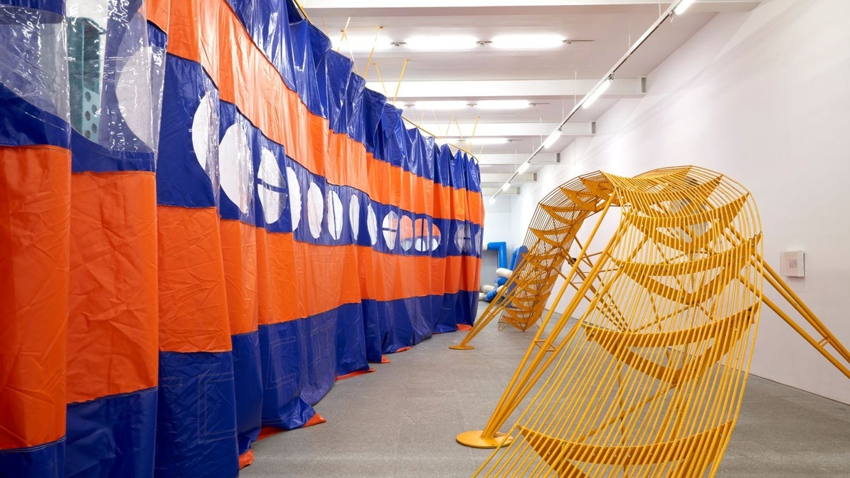 Detalle del montaje de 'Hello Everyone', de Laia Estruch en el Museo Reina Sofía