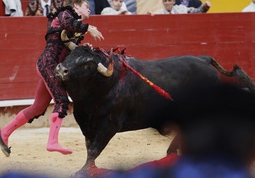 Horrible cogida a Borja Jiménez al entrar a matar a su primer toro en una corrida presidida por el Rey