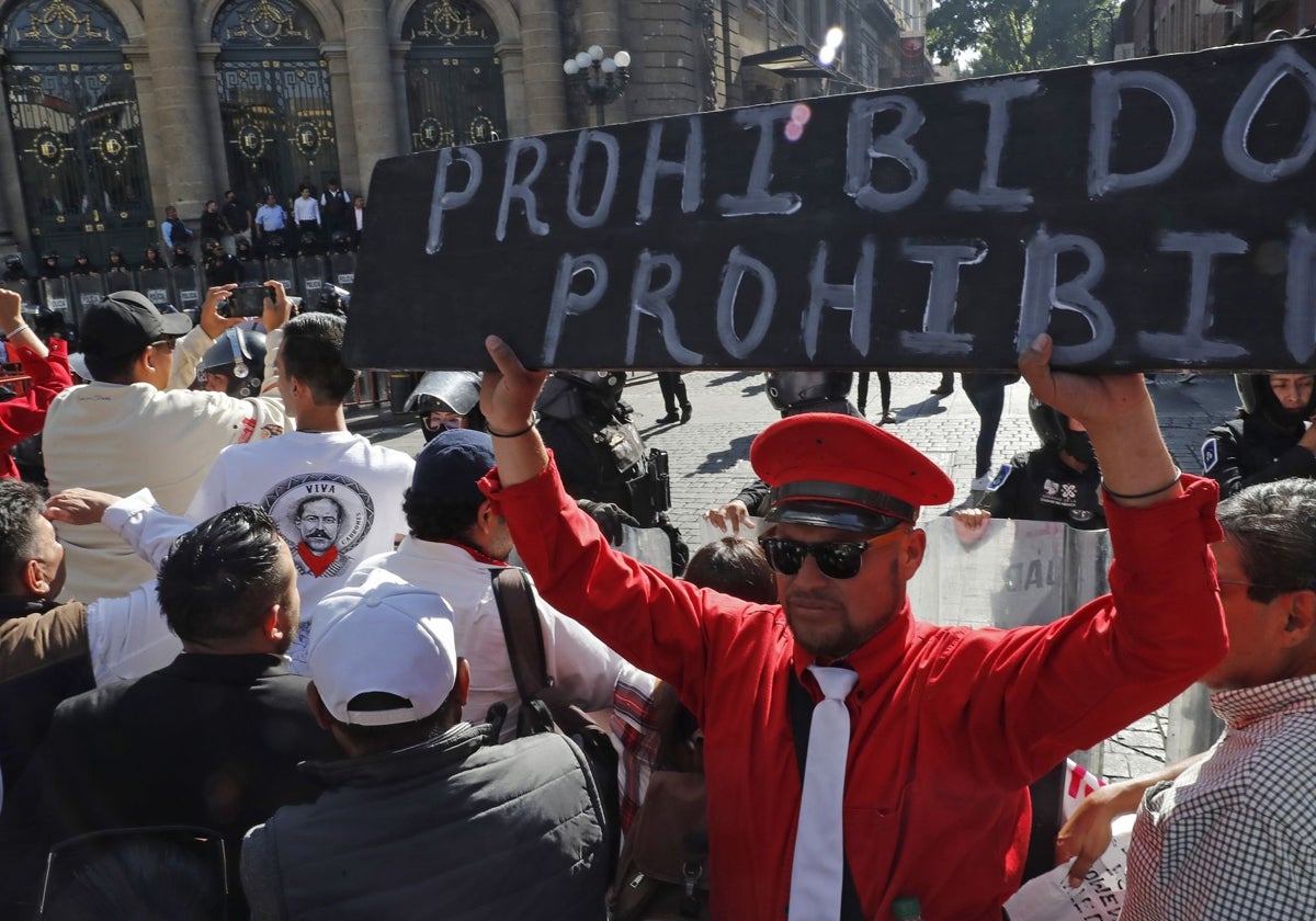 Un hombre sostiene un cartel durante una manifestación frente al Congreso de Ciudad de México (México) contra la decisión del Gobierno local de prohibir las corridas de toros