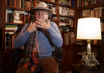 Luis Antonio de Villena, retratado en su gruta de libros y cuadros
