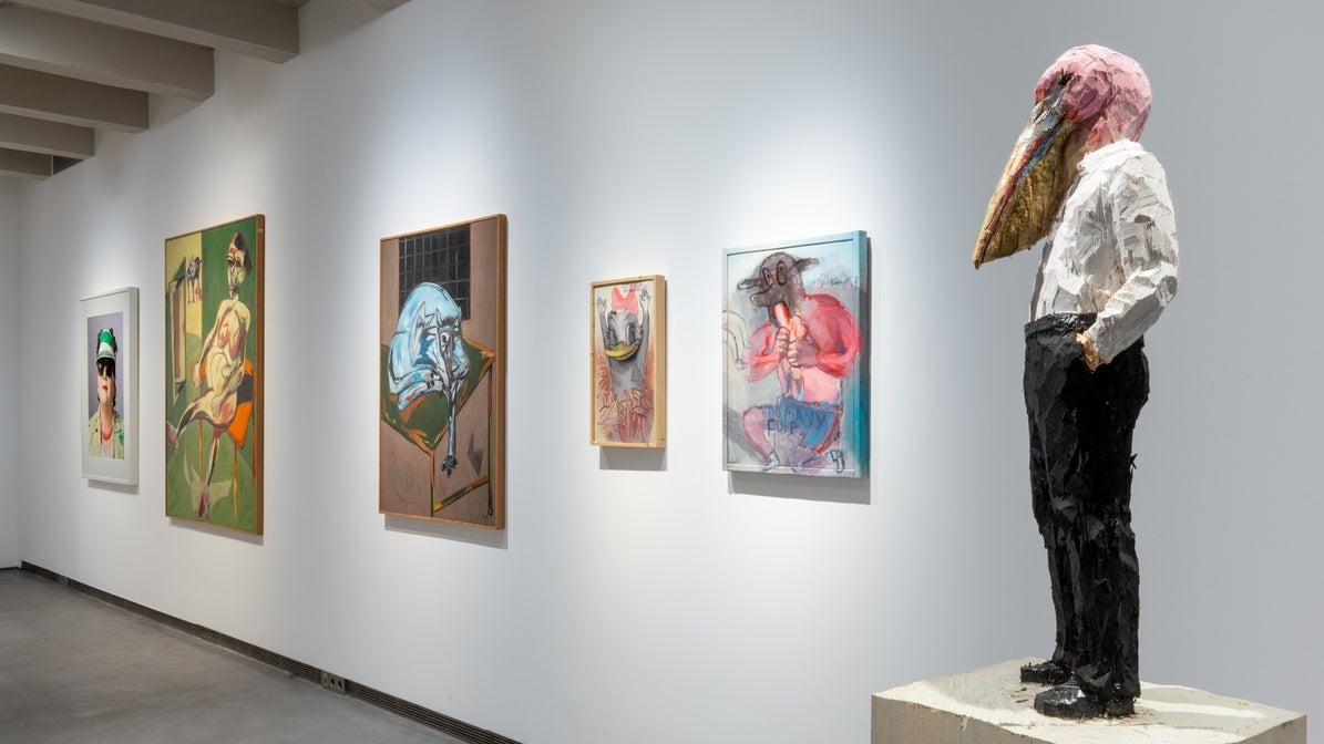 Detalle del montaje de la expo, con la obra de Balkenhol en primer término