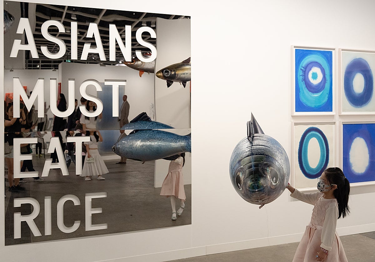 Una niña pasea entre los estand de esta edición la feria